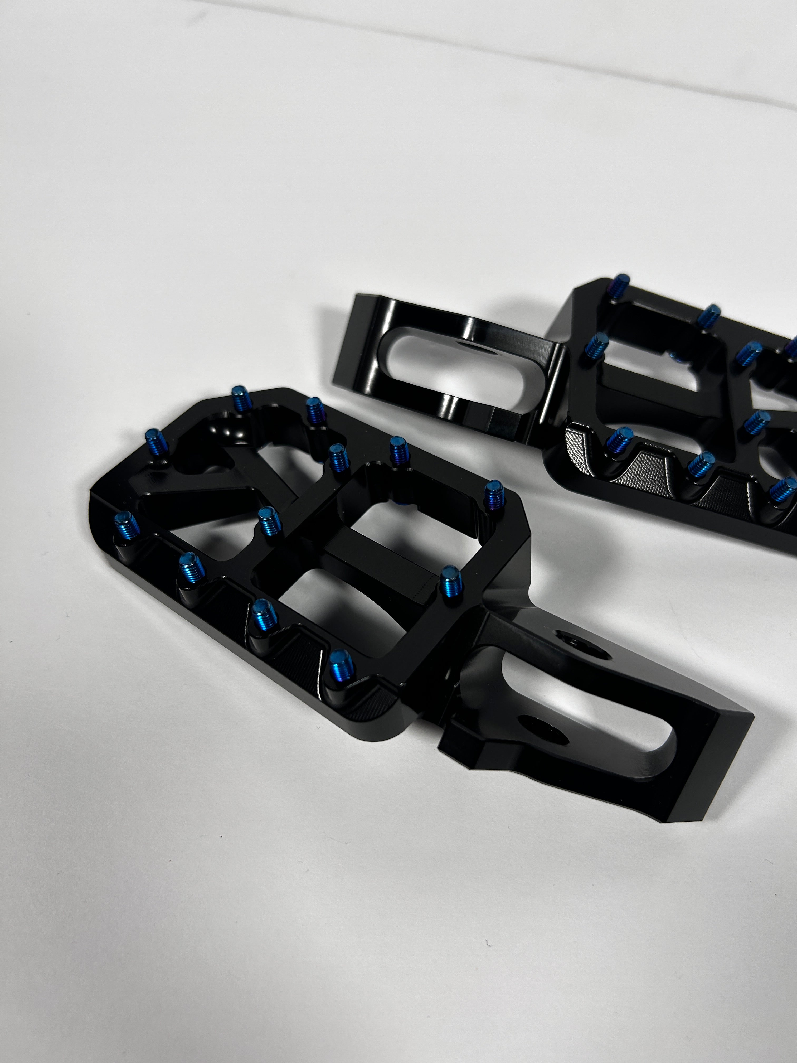 Surron Ultra Bee pegs